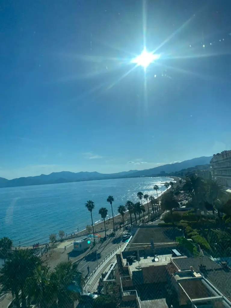 Nice Côte d'Azur Promenade des Anglais au coucher du soleil, rooftops et clubs de plage, nightlife glamour